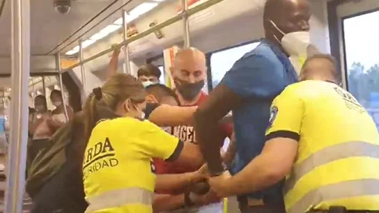 Violenta detención de un hombre negro por no llevar la mascarilla correctamente puesta en el Metro de Valencia Violenta detención de un hombre negro por no llevar la mascarilla correctamente puesta en el Metro de Valencia