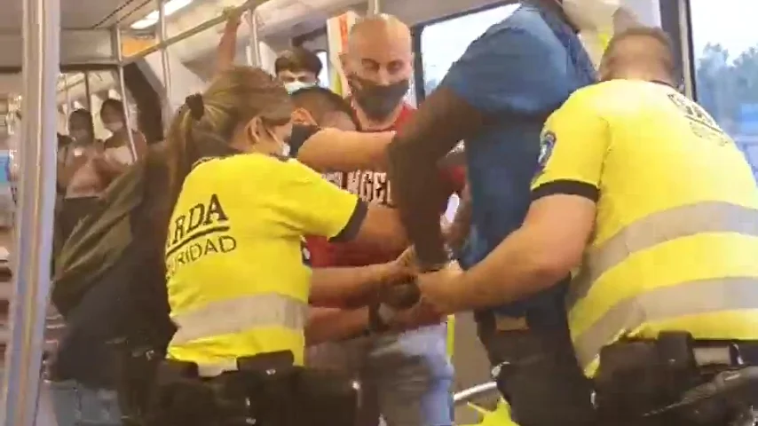 Violenta detención de un hombre negro por no llevar la mascarilla correctamente puesta en el Metro de Valencia