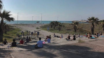 Festival de yoga en la playa. Castelló