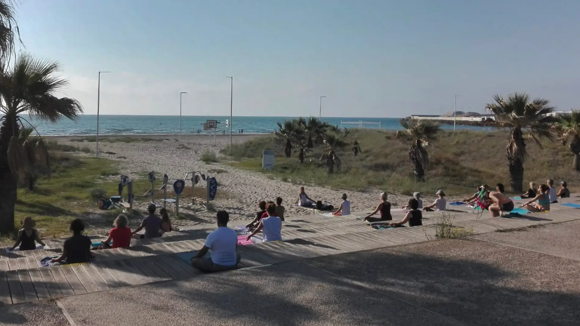 Festival de yoga en la playa. Castelló