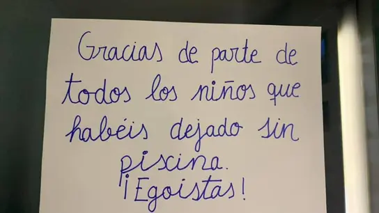 Cartel de los niños indignados en la urbanización de Jerez Cartel de los niños indignados en la urbanización de Jerez