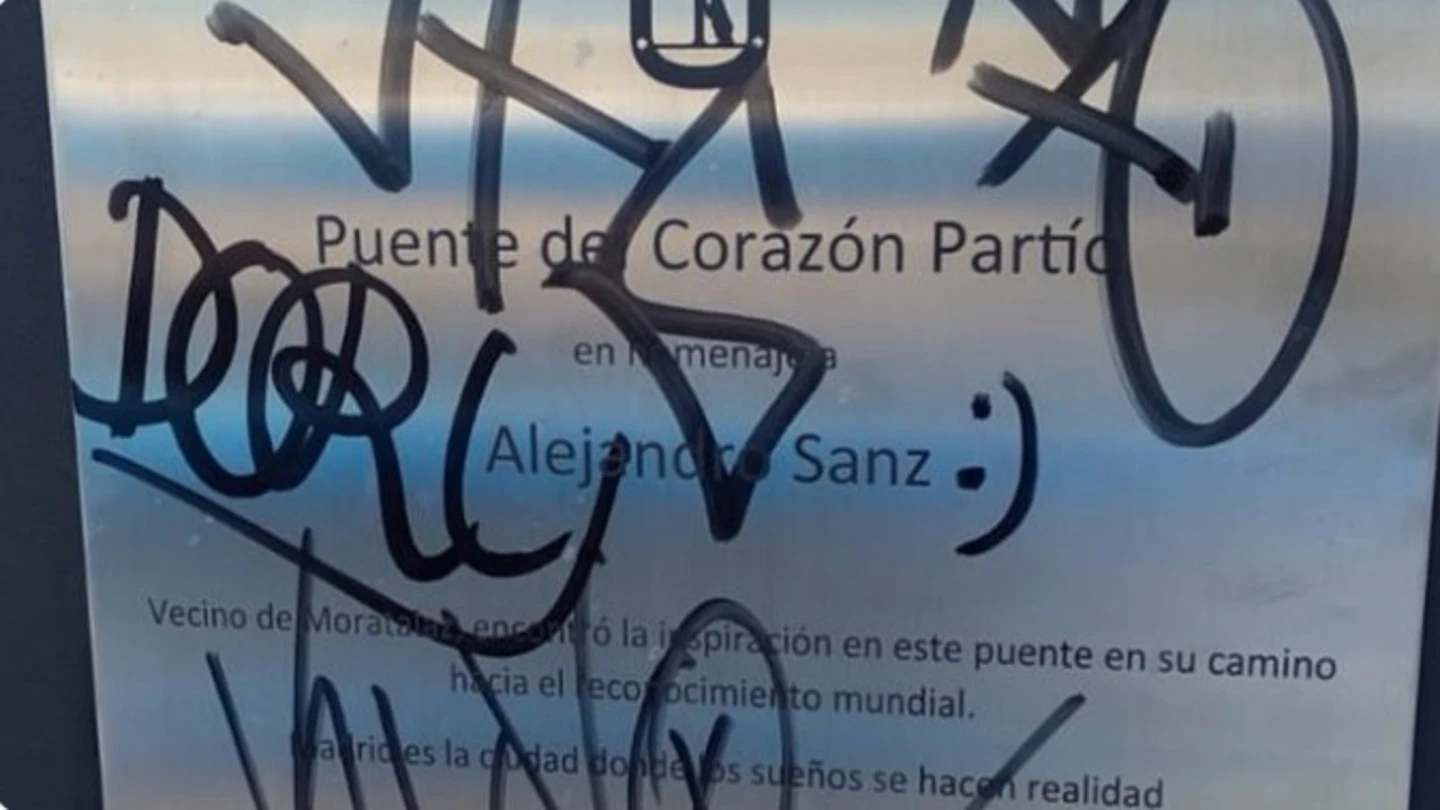 Estado en el que ha amanecido la placa homenaje a Alejandro Sanz Estado en el que ha amanecido la placa homenaje a Alejandro Sanz