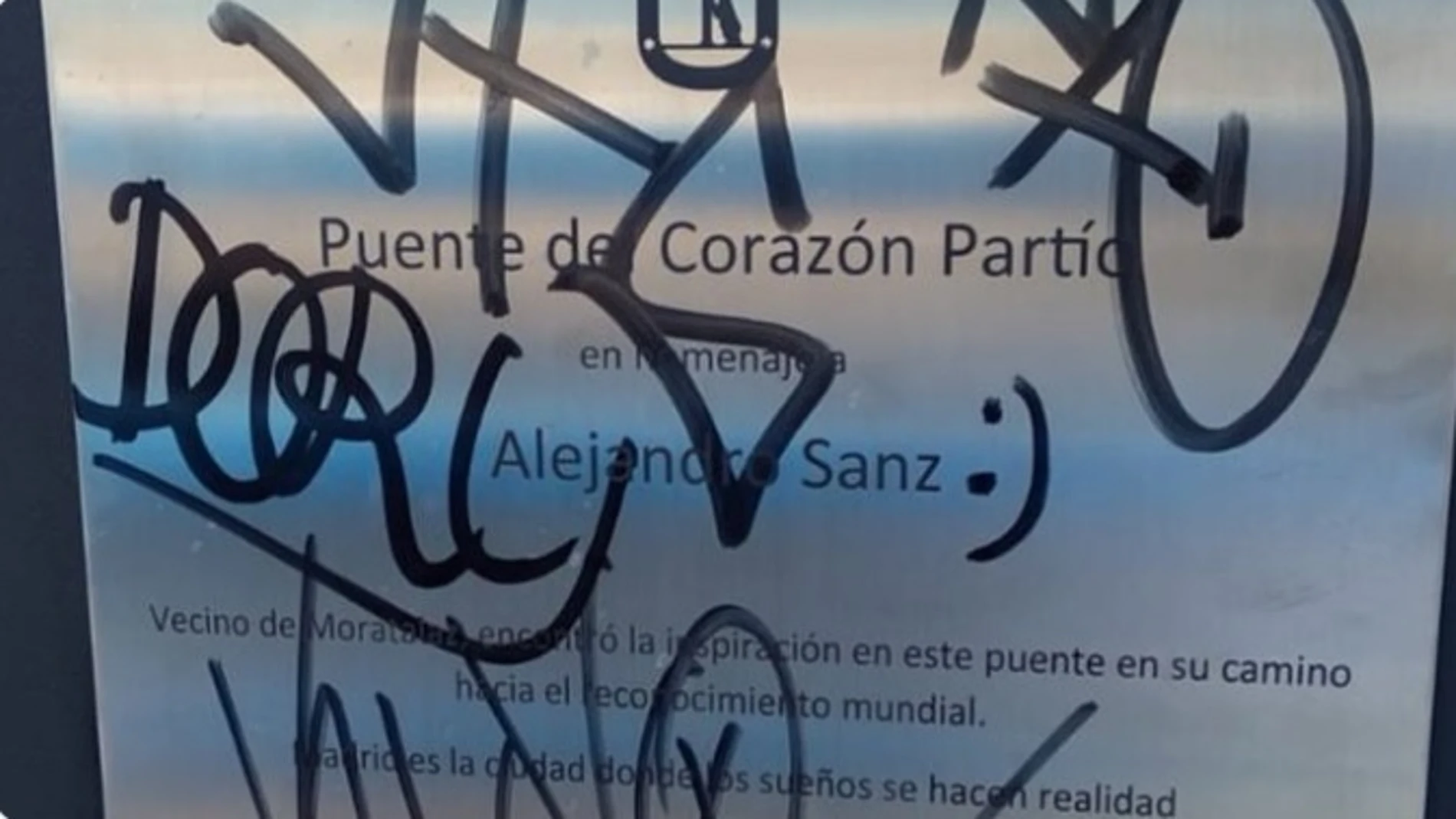 Estado en el que ha amanecido la placa homenaje a Alejandro Sanz