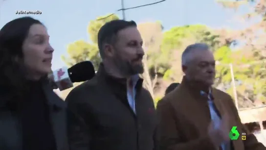 La tajante respuesta de Andrea Ropero que deja helado a Santiago Abascal tras intentar evitar sus preguntas a empujones La tajante respuesta de Andrea Ropero que deja helado a Santiago Abascal tras intentar evitar sus preguntas a empujones