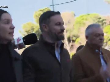 La tajante respuesta de Andrea Ropero que deja helado a Santiago Abascal tras intentar evitar sus preguntas a empujones La tajante respuesta de Andrea Ropero que deja helado a Santiago Abascal tras intentar evitar sus preguntas a empujones