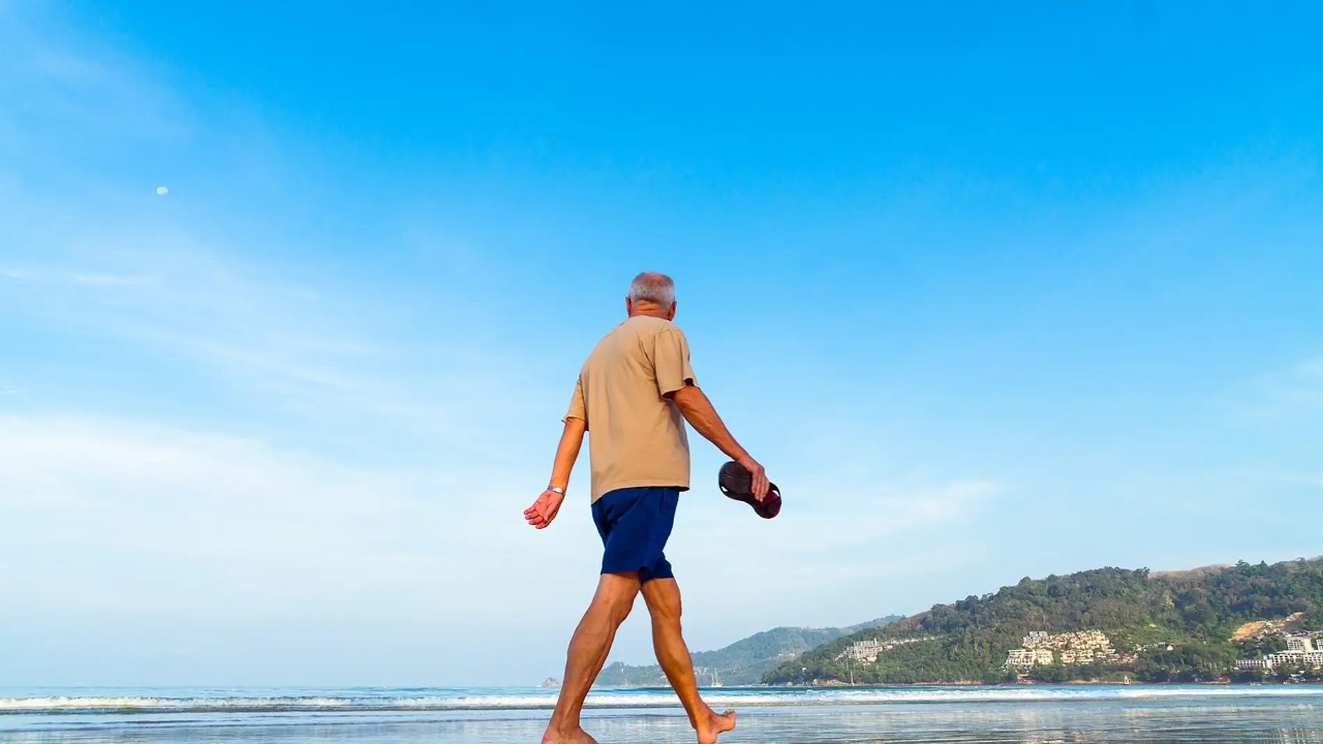 hombre pasea playa