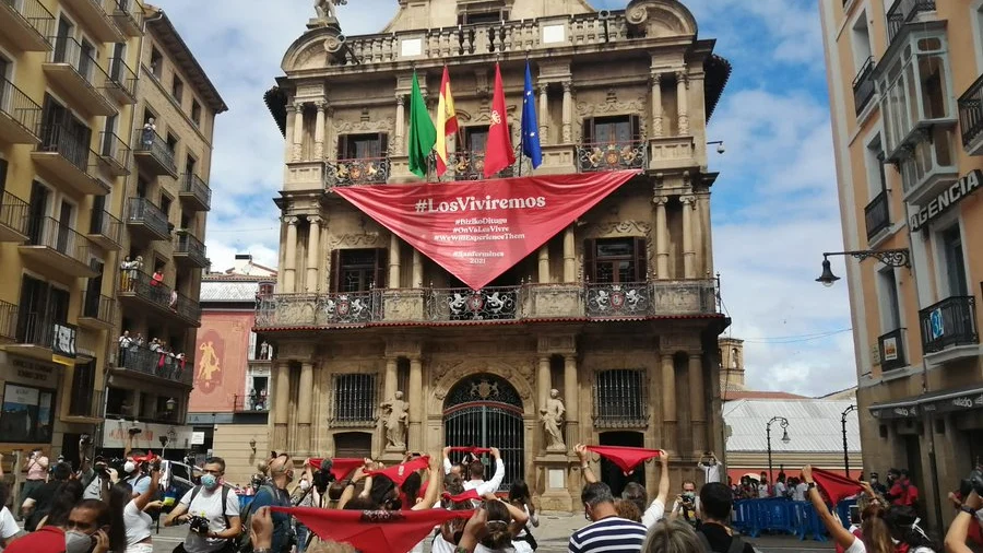 Imagen de la plaza del Ayuntamiento de Pamplona con el aforo reducido por el COVID-19