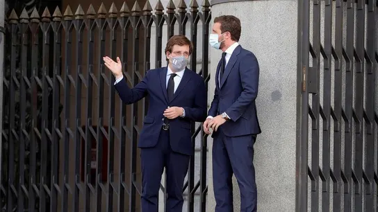 El alcalde de Madrid, José Luis Martínez-Almeida conversa con el líder del PP, Pablo Casado. El alcalde de Madrid, José Luis Martínez-Almeida conversa con el líder del PP, Pablo Casado.