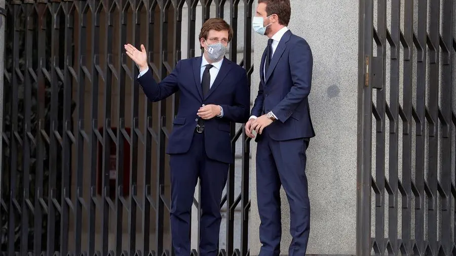 El alcalde de Madrid, José Luis Martínez-Almeida conversa con el líder del PP, Pablo Casado.