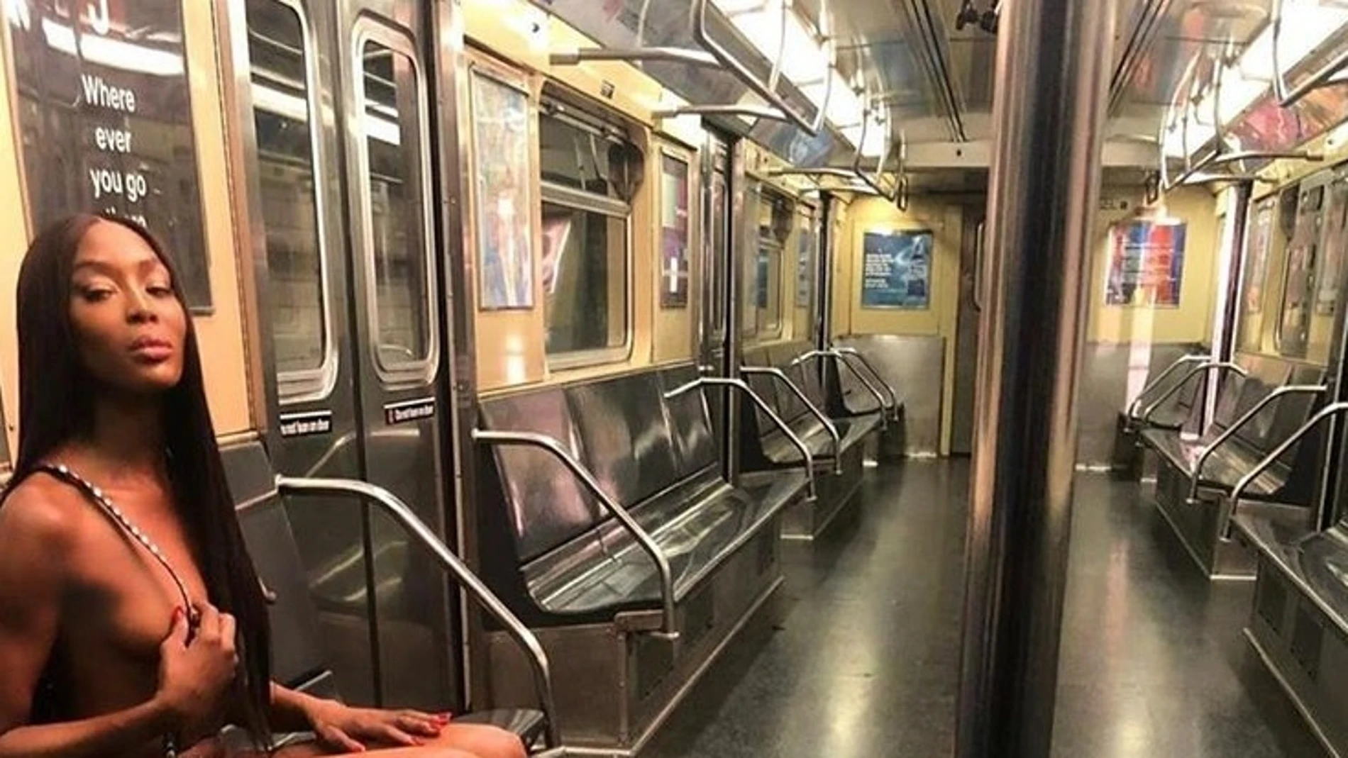 Naomi Campbell posando desnuda en una estación del metro de Nueva York
