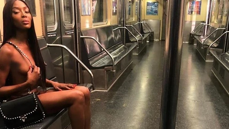 Naomi Campbell posando desnuda en una estación del metro de Nueva York