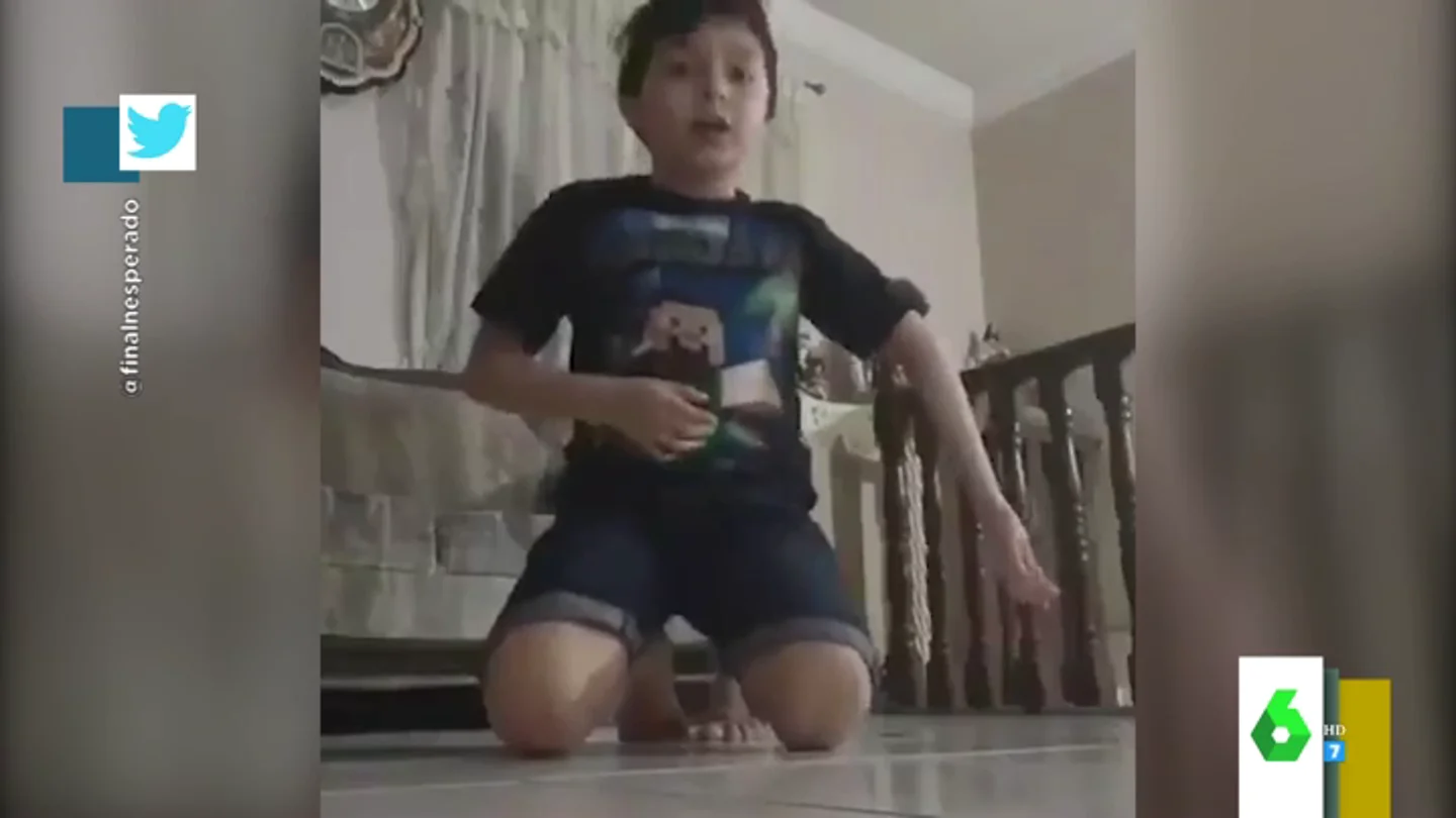 El momento en el que un niño se disloca el brazo al intentar imitar un reto en Youtube El momento en el que un niño se disloca el brazo al intentar imitar un reto en Youtube