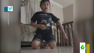El momento en el que un niño se disloca el brazo al intentar imitar un reto en Youtube