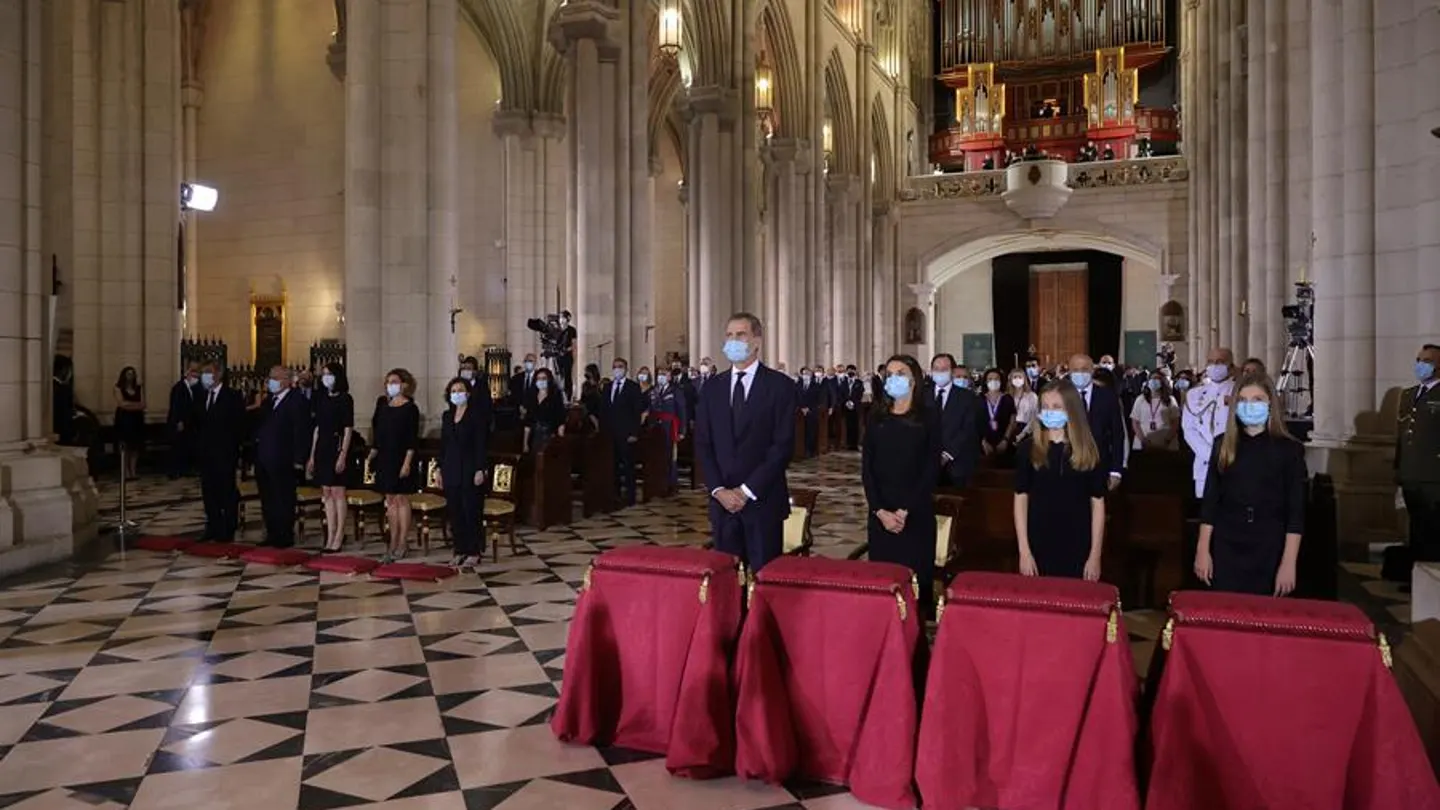 Los reyes, la princesa Leonor y la infanta Sofía durante la misa funeral por los fallecidos por la pandemia Los reyes, la princesa Leonor y la infanta Sofía durante la misa funeral por los fallecidos por la pandemia