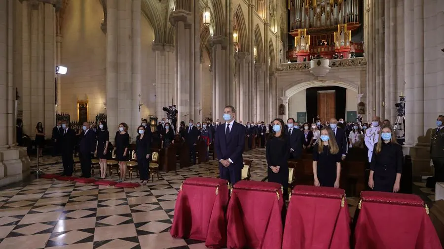 Los reyes, la princesa Leonor y la infanta Sofía durante la misa funeral por los fallecidos por la pandemia