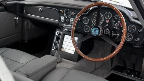Aston Martin DB5 Goldfinger Continuation El interior del "nuevo" Aston Martin DB5 también tiene detalles vistos en las películas de James Bond