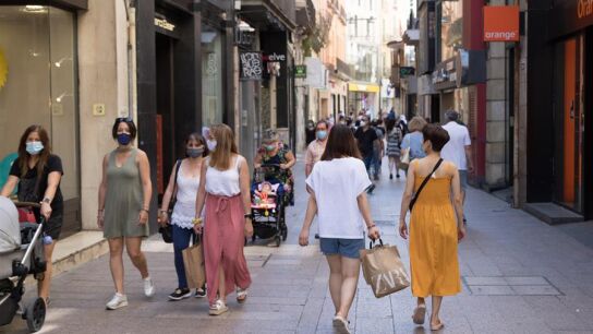Ambiente de normalidad en el Carrer Major de Lleida, la capital de la comarca del Segri&agrave;