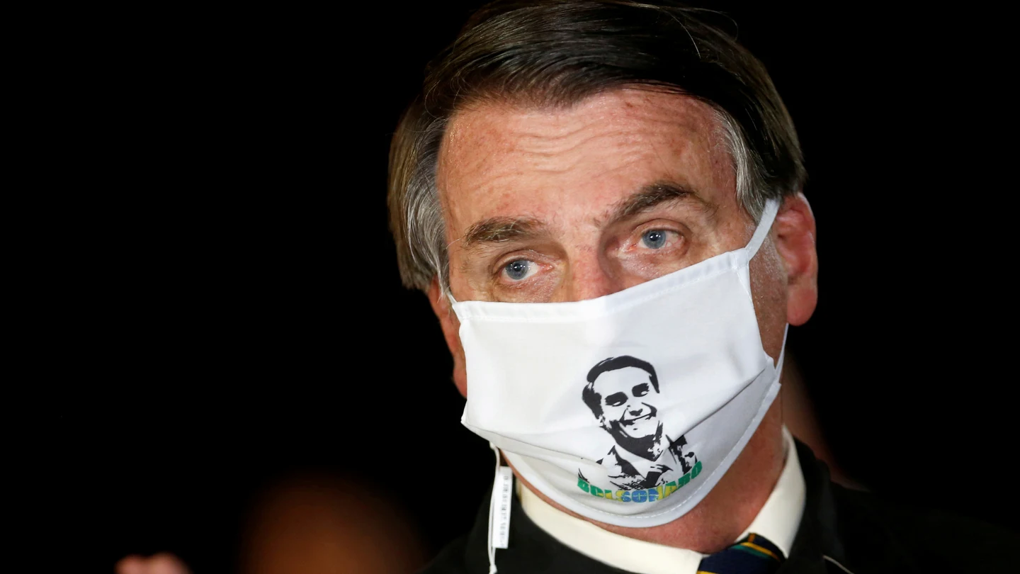 Jair Bolsonaro con mascarilla Jair Bolsonaro con mascarilla