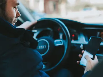 Con el móvil en el coche Con el móvil en el coche