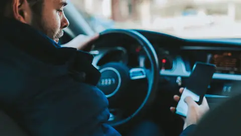 Con el móvil en el coche Con el móvil en el coche