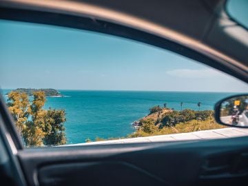 Vistas del mar desde la ventanilla lateral de un coche Vistas del mar desde la ventanilla lateral de un coche