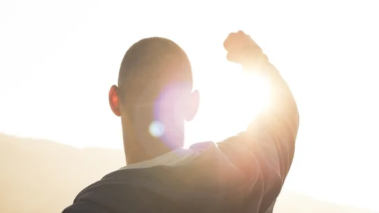 Un hombre al sol Claves para protegerse del sol y del calor en verano