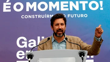 El candidato de Galicia en Común-Anova Mareas, Antón Gómez-Reino, durante un acto electoral celebrado en la Plaza de Galicia en Narón, A Coruña