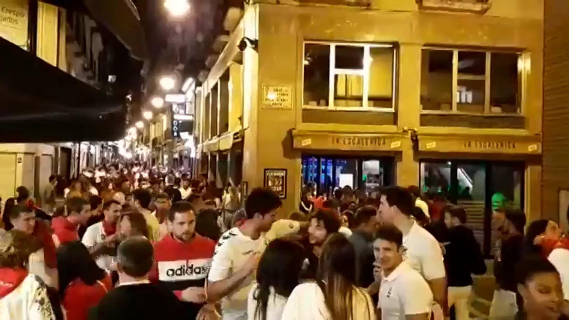 Aglomeraciones de gente sin mascarilla en la primera noche de los 'no Sanfermines' de Pamplona