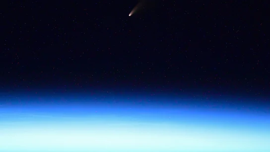 Foto del cometa NEOWISE tomada desde la Estación Espacial Internacional por el astronauta Ivan Vagner Cometa