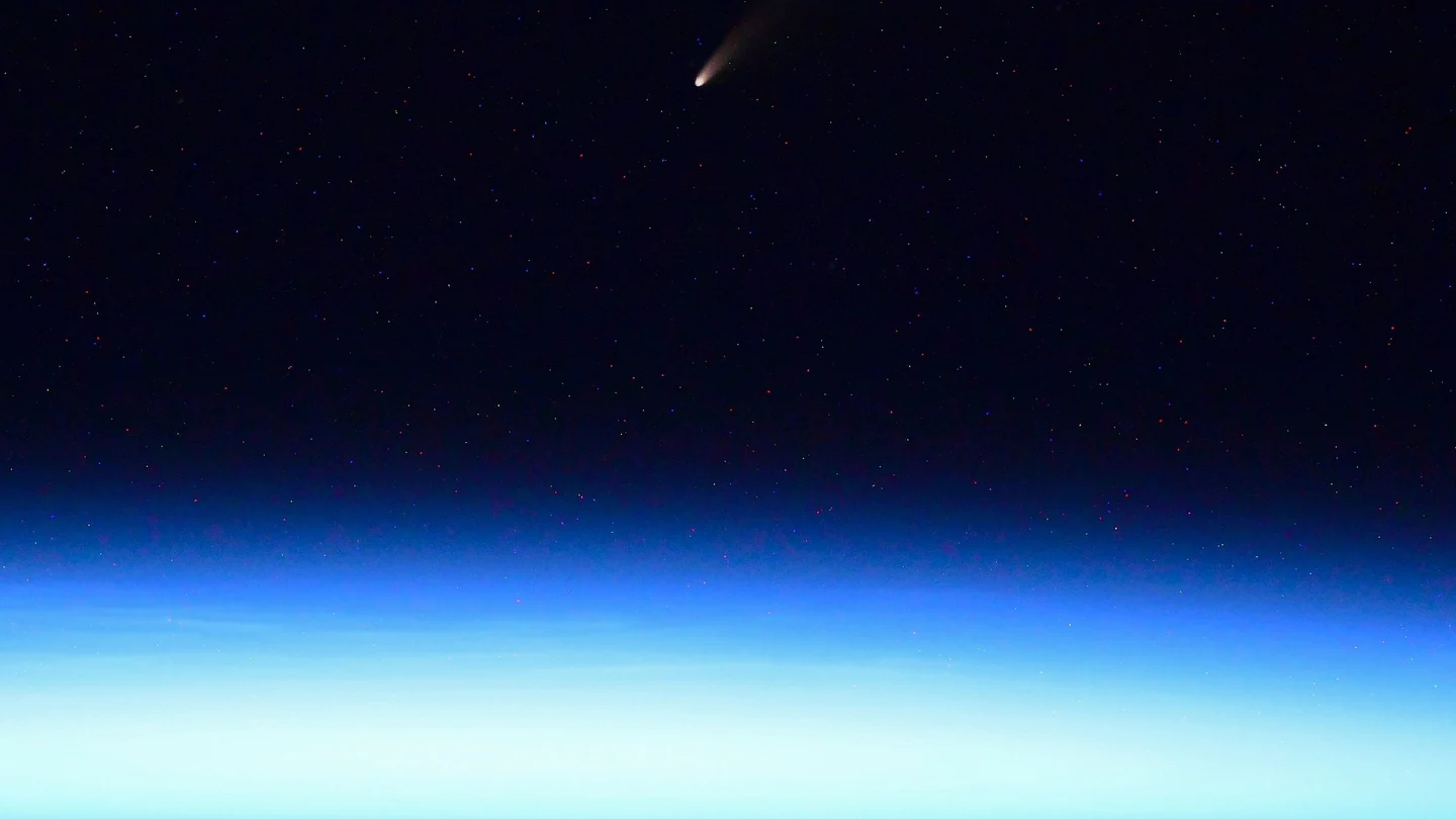 Foto del cometa NEOWISE tomada desde la Estación Espacial Internacional por el astronauta Ivan Vagner Cometa