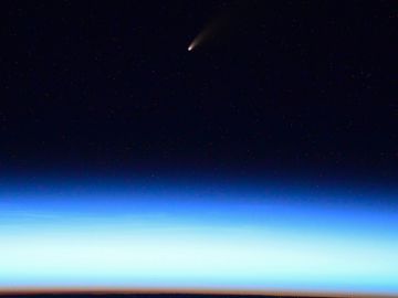 Foto del cometa NEOWISE tomada desde la Estación Espacial Internacional por el astronauta Ivan Vagner Foto del cometa NEOWISE tomada desde la Estación Espacial Internacional por el astronauta Ivan Vagner