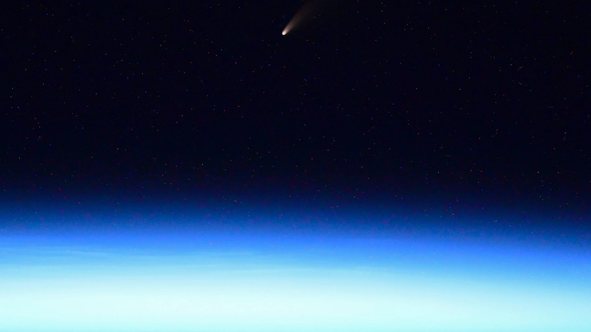 Foto del cometa NEOWISE tomada desde la Estación Espacial Internacional por el astronauta Ivan Vagner