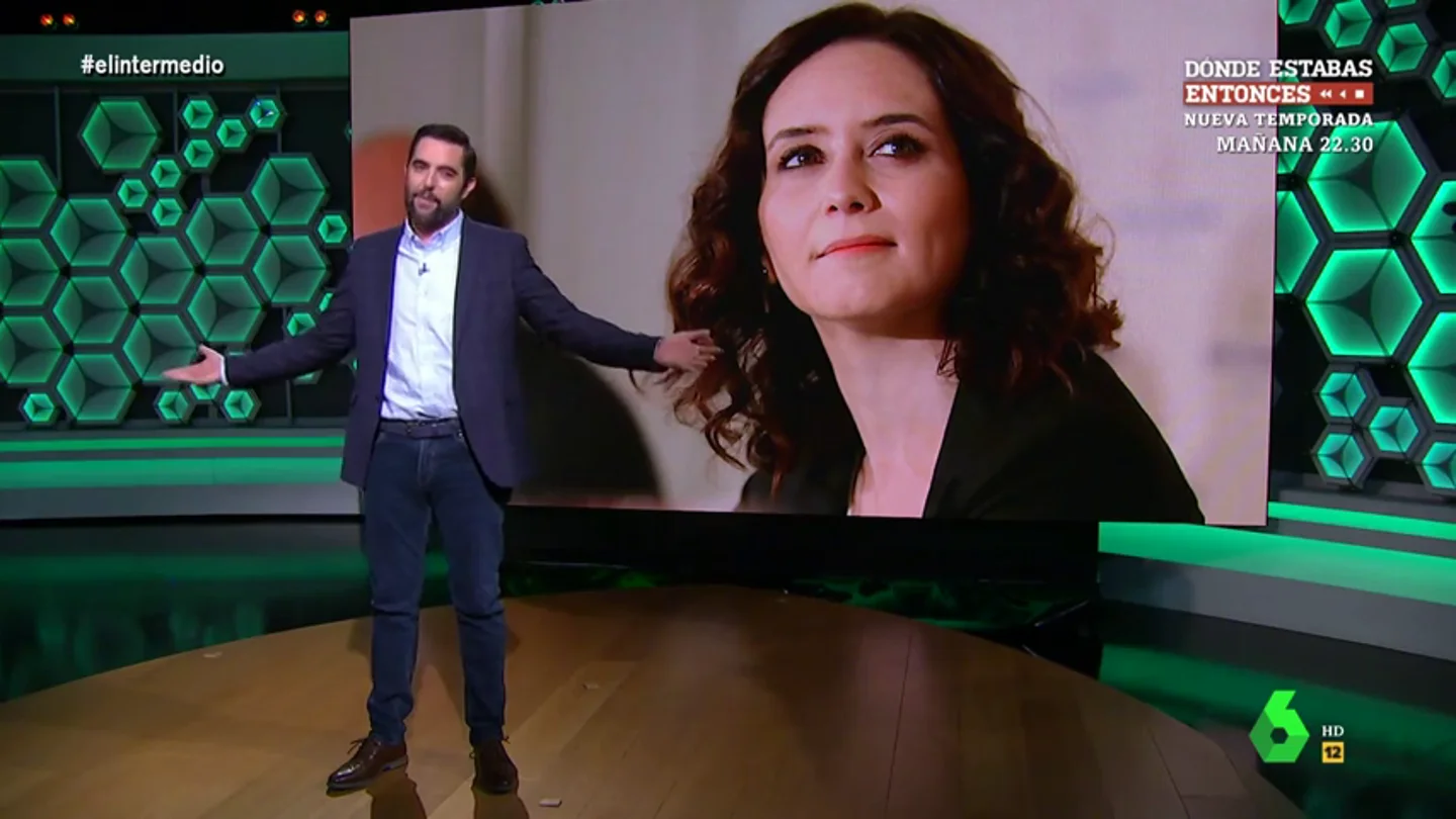 El 'dardo' de Dani Mateo a la presidenta de la Comunidad de Madrid: "¿Sabéis la frase de 'pienso luego existo'? Pues Ayuso existe" El 'dardo' de Dani Mateo a la presidenta de la Comunidad de Madrid: "¿Sabéis la frase de 'pienso luego existo'? Pues Ayuso existe"