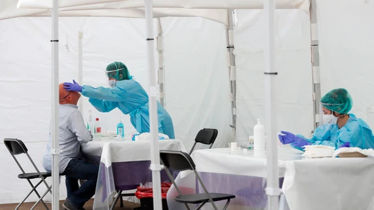 Vecinos de Ordizia (Gipuzkoa) se realizan pruebas PCR Vecinos de Ordizia (Gipuzkoa) se realizan pruebas PCR