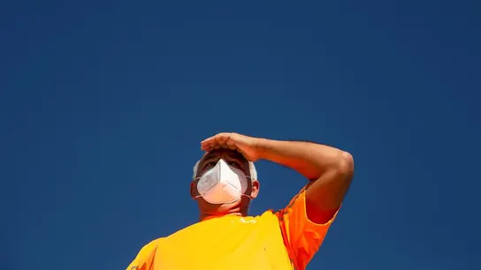 Un hombre con mascarilla en las playas de Barcelona Un hombre con mascarilla en las playas de Barcelona