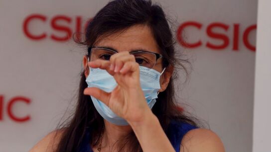 La investigadora Mar Val&eacute;s muestra el nuevo test