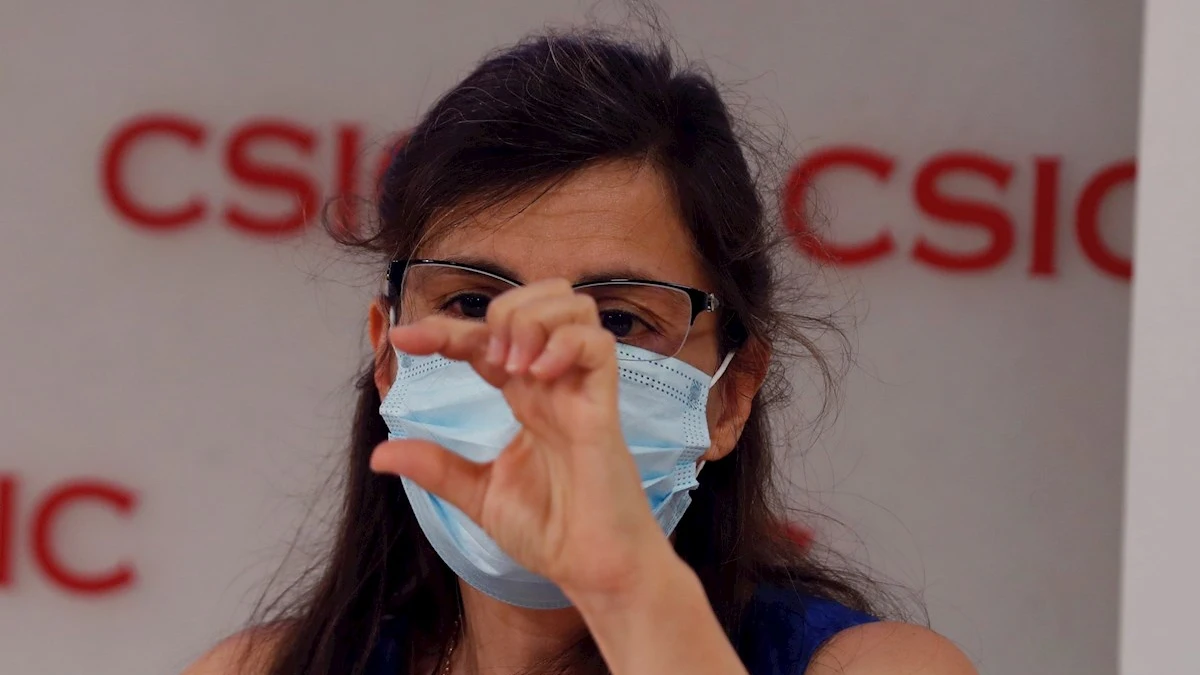 La investigadora Mar Valés muestra el nuevo test