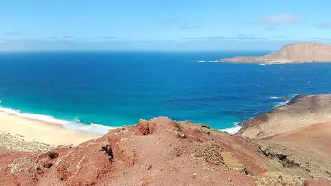 Playa de las Conchas desde la Montaña Bermeja Playa de las Conchas desde la Montaña Bermeja