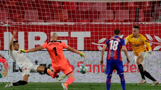 Ocampos ataja un disparo de Dmitrovic Ocampos ataja un disparo de Dmitrovic