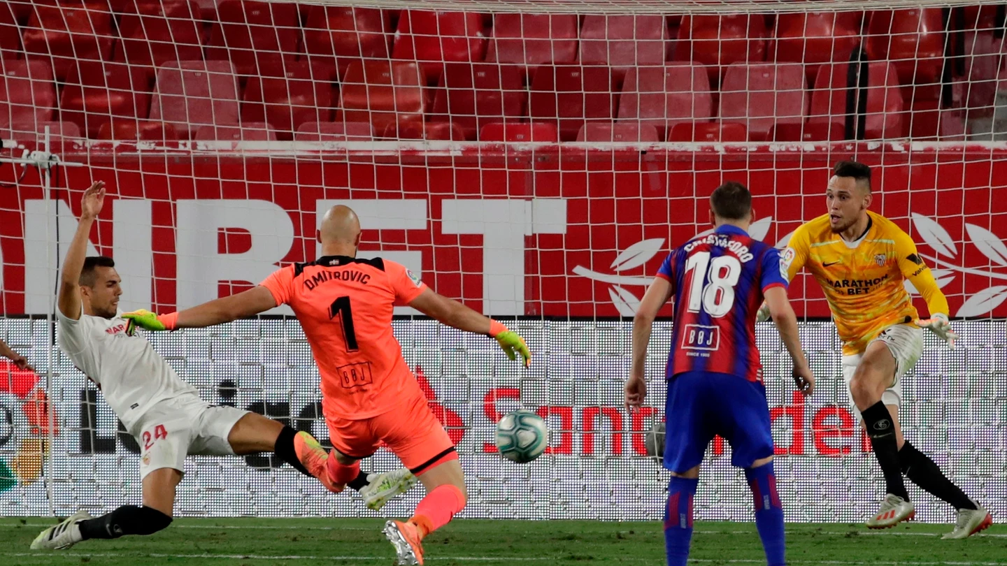 Ocampos ataja un disparo de Dmitrovic Ocampos ataja un disparo de Dmitrovic