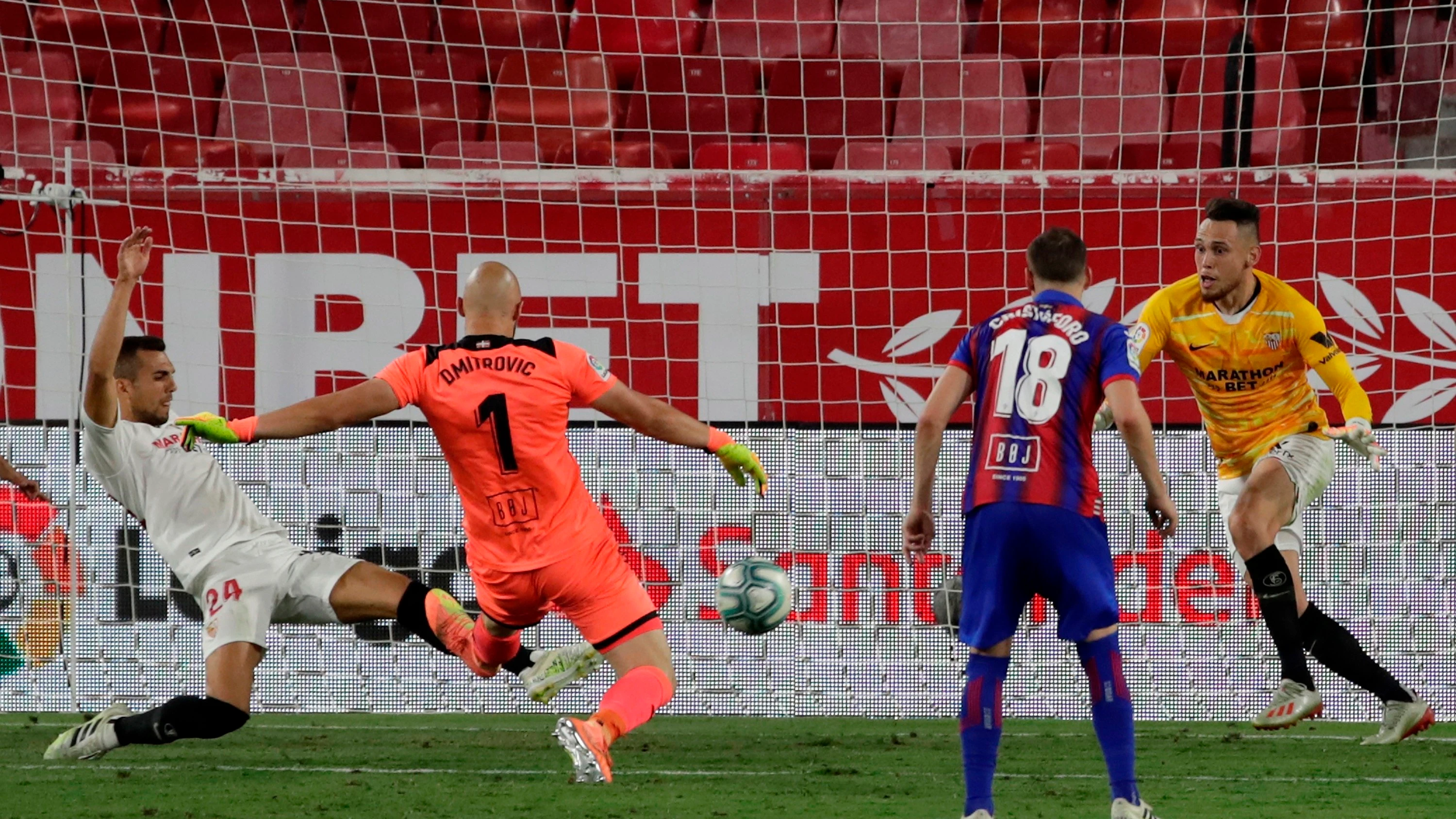 Ocampos ataja un disparo de Dmitrovic