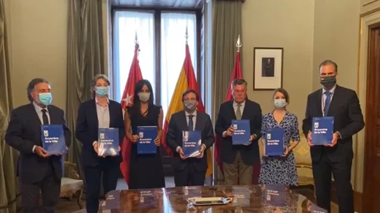 Los ediles tras la firma del documento. Los ediles tras la firma del documento.
