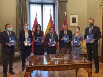 Los ediles tras la firma del documento. Los ediles tras la firma del documento.