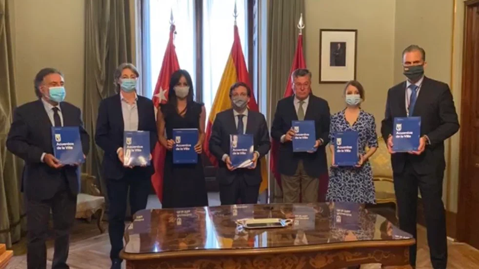 Los ediles tras la firma del documento.