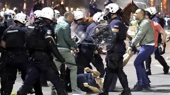 Enfrentamientos entre manifestantes y la Policía frente al edificio del Parlamento serbio Enfrentamientos entre manifestantes y la Policía frente al edificio del Parlamento serbio