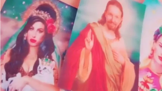 Captura del vídeo de la joven, con una estampa de Iglesias Captura del vídeo de la joven, con una estampa de Iglesias