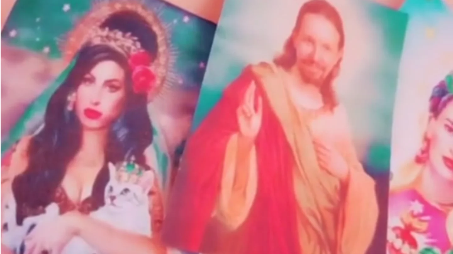 Captura del vídeo de la joven, con una estampa de Iglesias Captura del vídeo de la joven, con una estampa de Iglesias