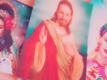 Captura del vídeo de la joven, con una estampa de Iglesias Captura del vídeo de la joven, con una estampa de Iglesias