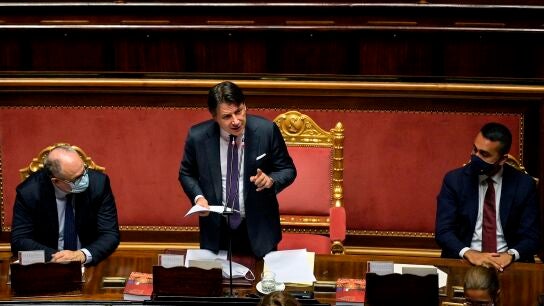El primer ministro italiano, Giuseppe Conte (C), pronuncia un discurso sobre el acuerdo de la UE