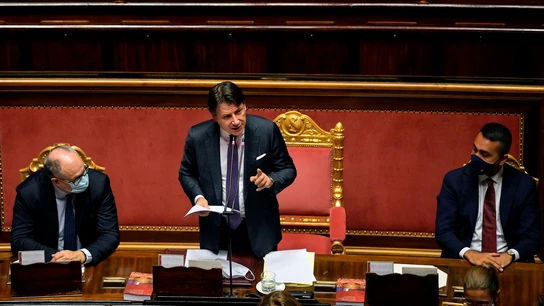 El primer ministro italiano, Giuseppe Conte, pronuncia un discurso sobre el acuerdo de la UE El primer ministro italiano, Giuseppe Conte (C), pronuncia un discurso sobre el acuerdo de la UE